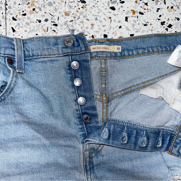 Levi’s Ribcage Shorts - Picture 3 of 4